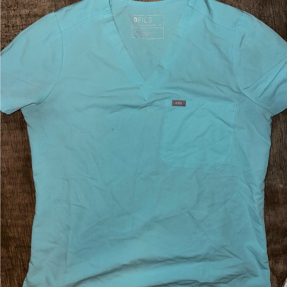 Women Figs Neon Blue One Pocket top and joggers.